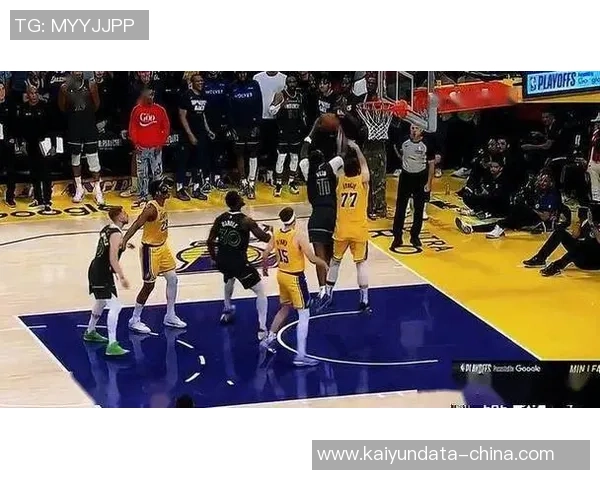 76人对湖人激战正酣球星对决引发球迷热议与期待