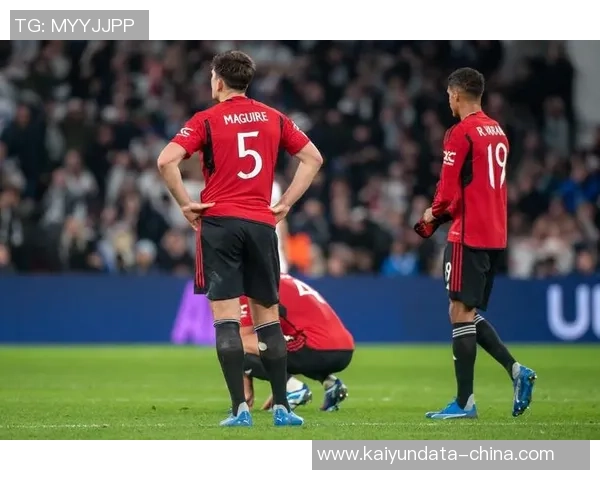 曼联迎战年青人强强对决引发球迷热议与期待